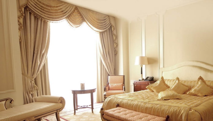 lambrequins con nappe nell'arredamento della camera da letto