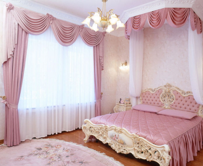 lambrequins rosa nell'arredamento della camera da letto