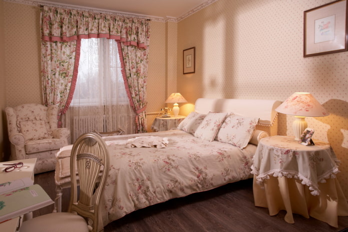 lambrequins in camera da letto in stile provenzale