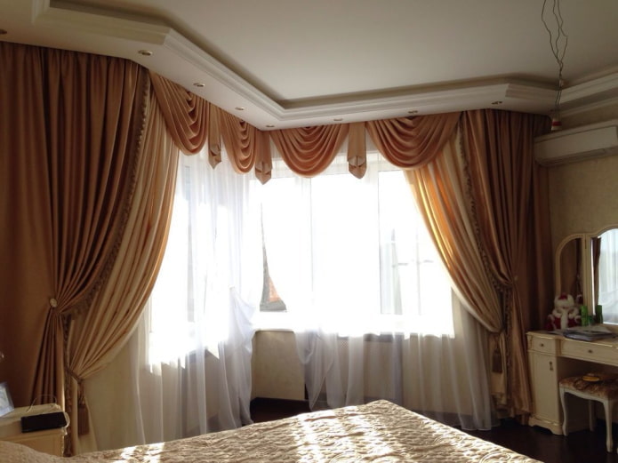 cravatta in lambrequin nell'arredamento della camera da letto