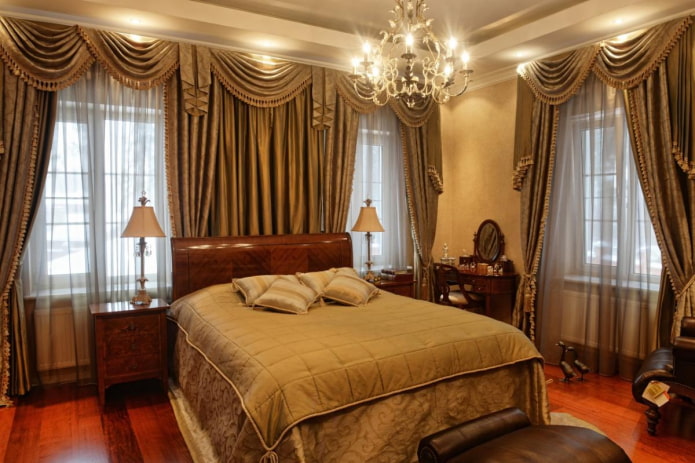 lambrequins su due finestre in camera da letto