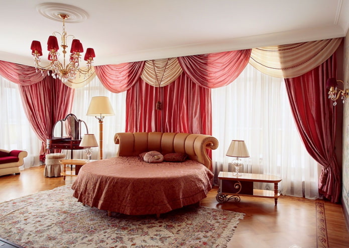 lambrequins in raso nell'arredamento della camera da letto