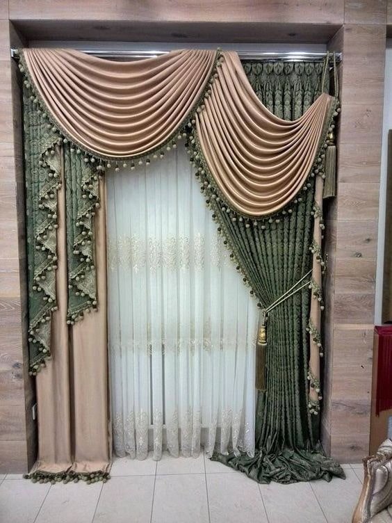 lambrequin riccamente decorato su un lato
