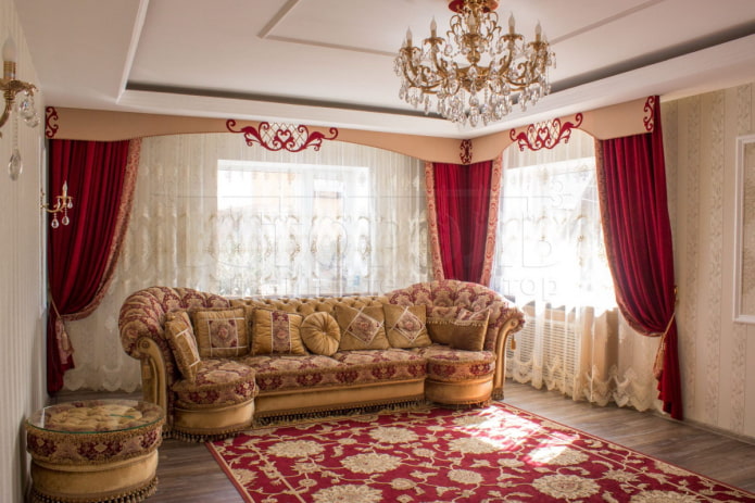 decorazione traforata del lambrequin