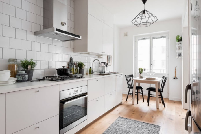 cucina bianca con pavimento in legno