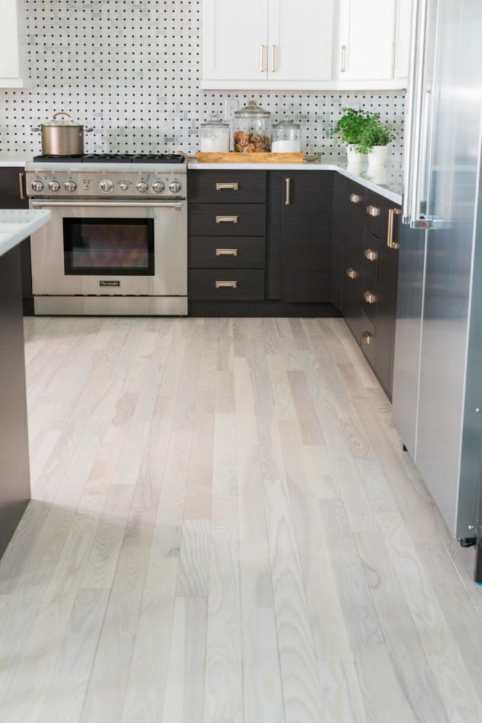 pavimento chiaro in cucina