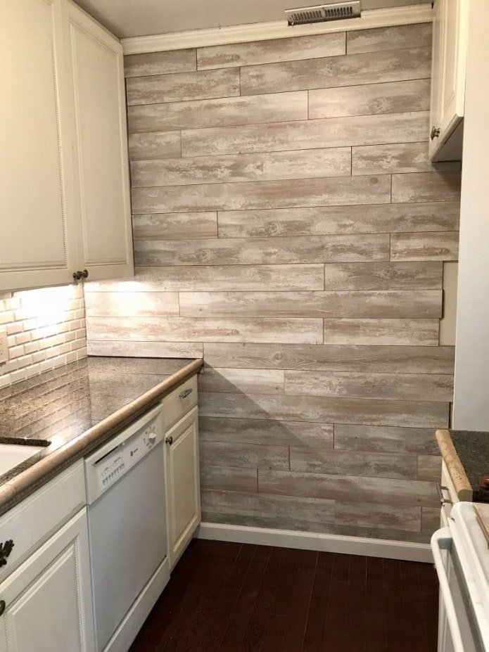 laminato sulla parete della cucina