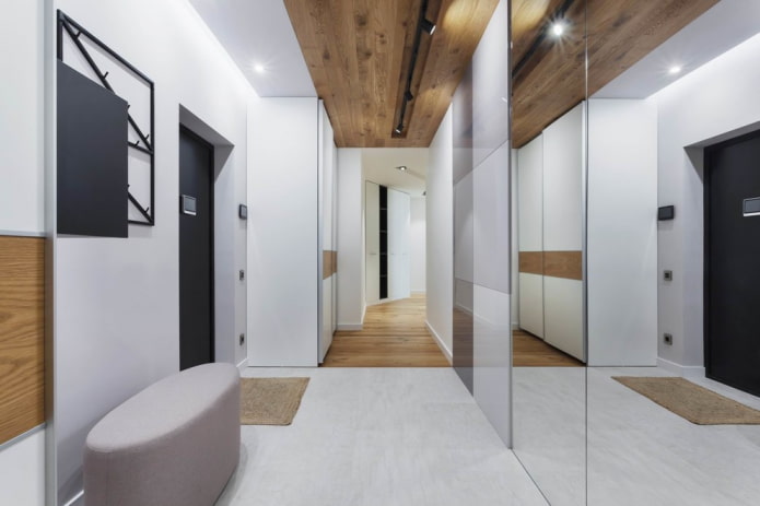 laminato nel corridoio sul soffitto
