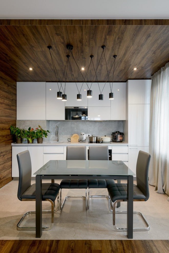 soffitto che si trasforma in parete in laminato