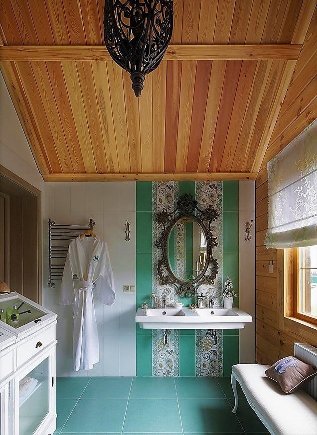 bagno con soffitto in legno