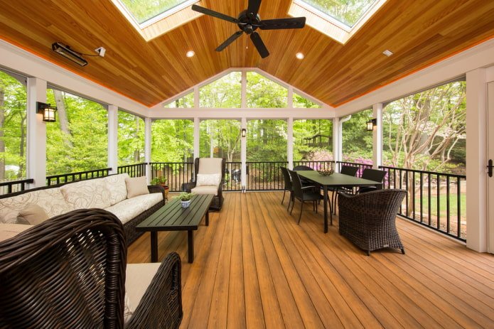 soffitto in legno sulla veranda