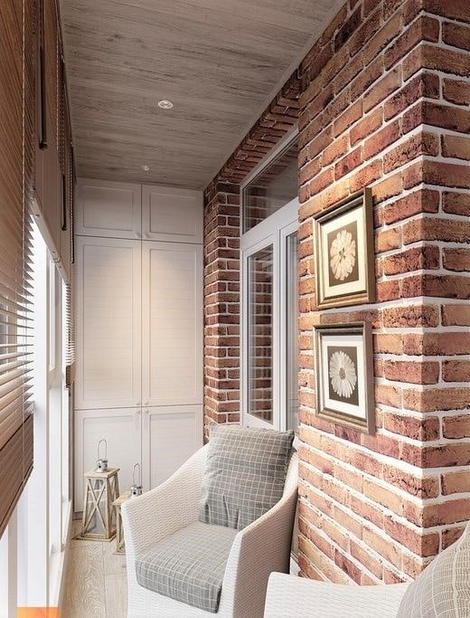 soffitto laminato chiaro su una loggia