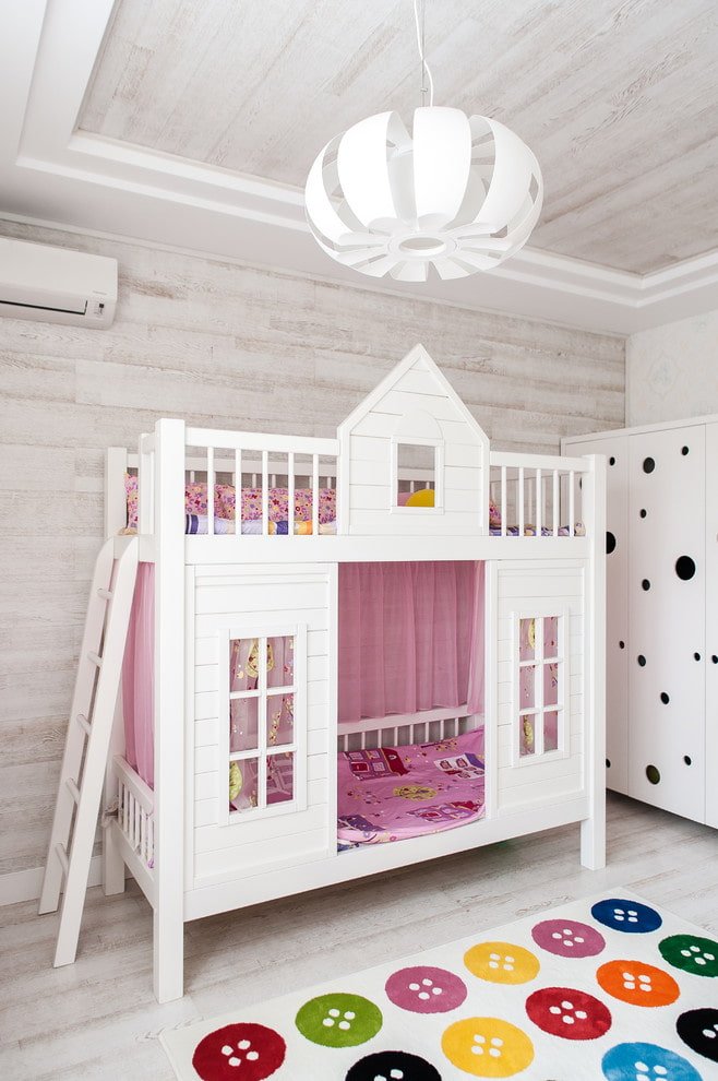 rovere sbiancato sul soffitto nella stanza dei bambini