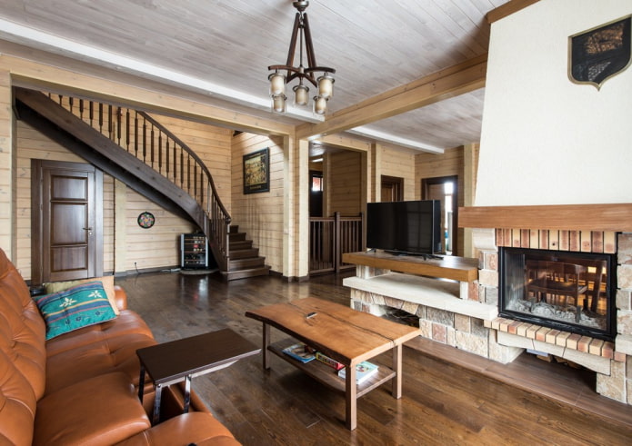 rovere sbiancato sul soffitto nel soggiorno