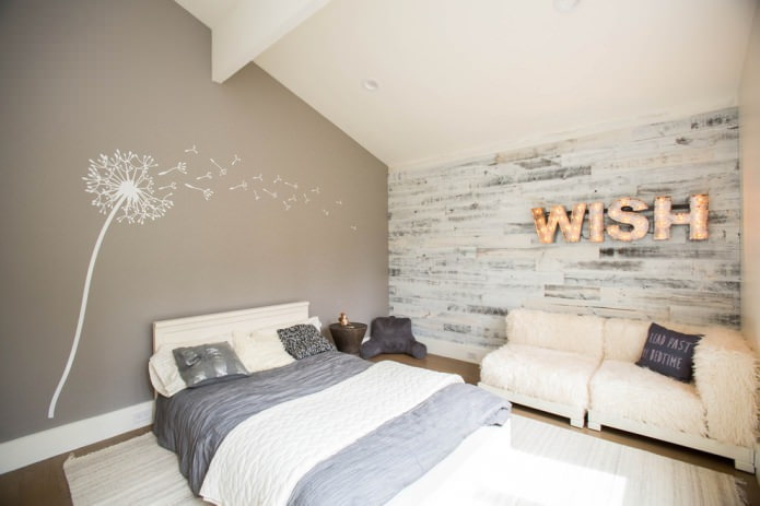 laminato bianco e grigio sulla parete