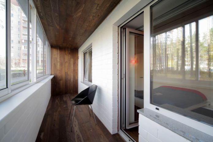 laminato sulla parete e sul soffitto della loggia