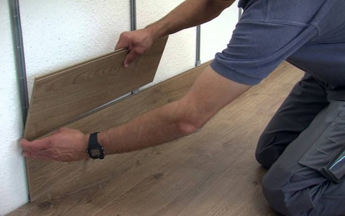 tornitura per la posa di pannelli laminati a parete