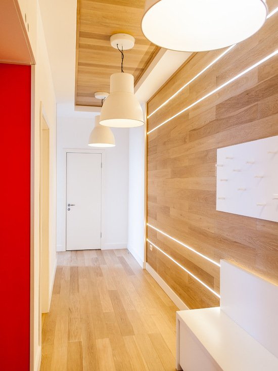 laminato sulla parete e sul soffitto del corridoio