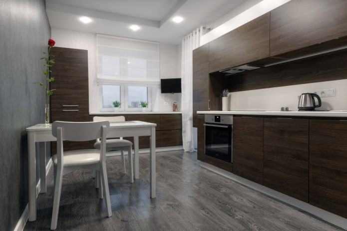 Laminato grigio negli interni della cucina