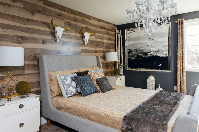 Interno della camera da letto con laminato sulle pareti