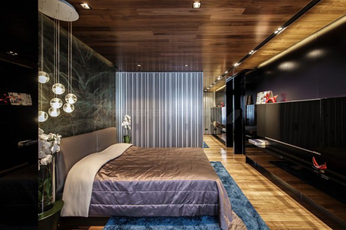 Soffitto laminato nell'interno della camera da letto