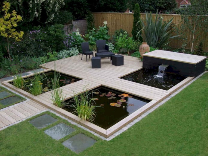 terrazza moderna con laghetto
