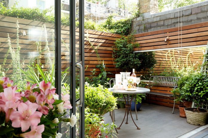 Specchio in un piccolo patio