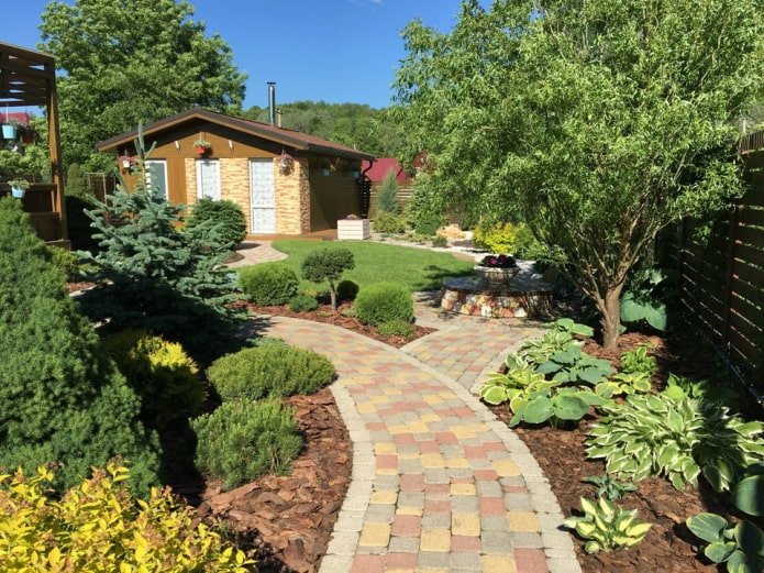 sentieri pavimentati nel giardino