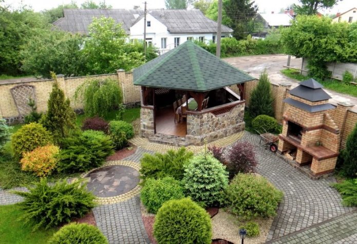 gazebo in pietra sul terreno