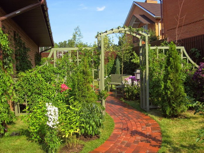 zonizzazione di un cottage estivo con un arco