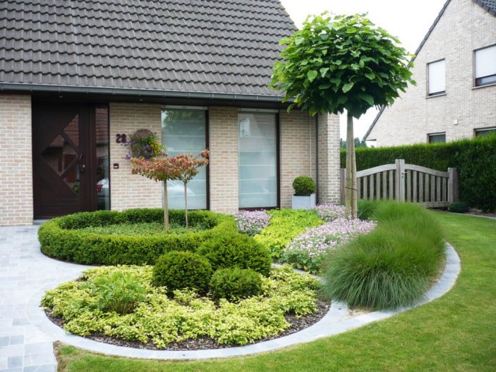 bellissimo giardino fiorito vicino alla casa