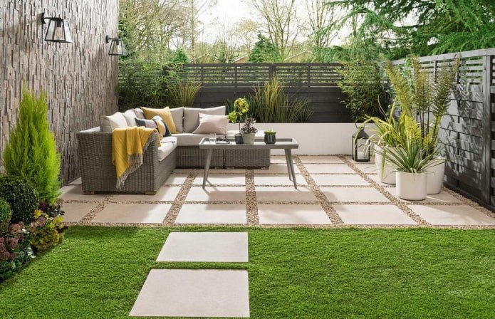 piccolo cortile in stile moderno