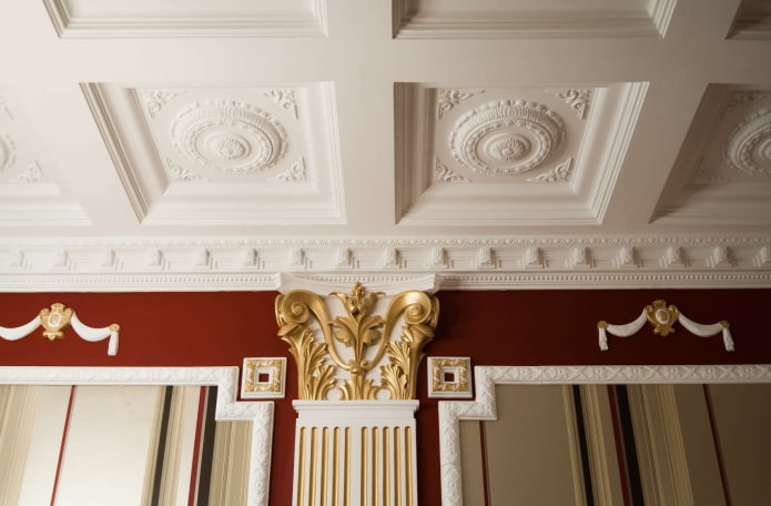cassettoni in stucco sul soffitto