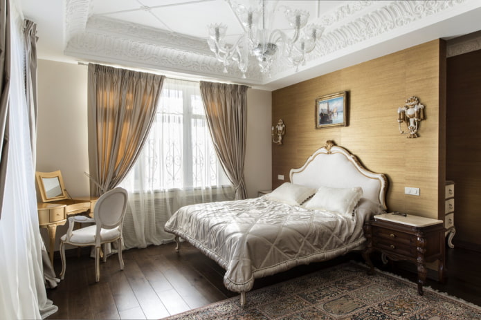 cornicione in stucco sul soffitto in un interno