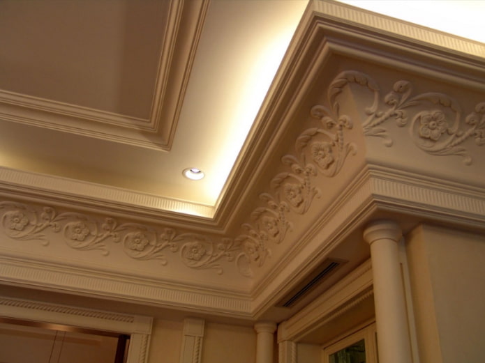 cornicione in stucco sul soffitto