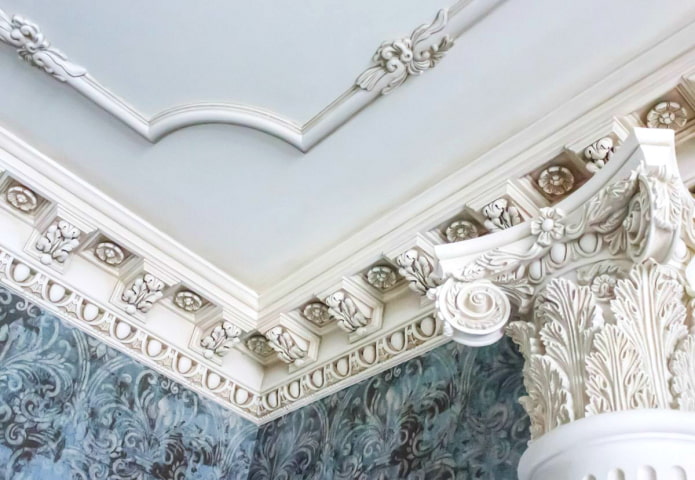mensole modanate sul soffitto