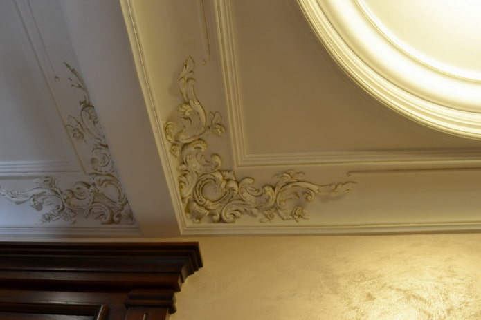 frammenti d'angolo in stucco sul soffitto