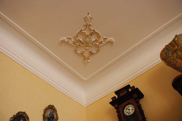 decorazione in stucco nell'angolo del soffitto