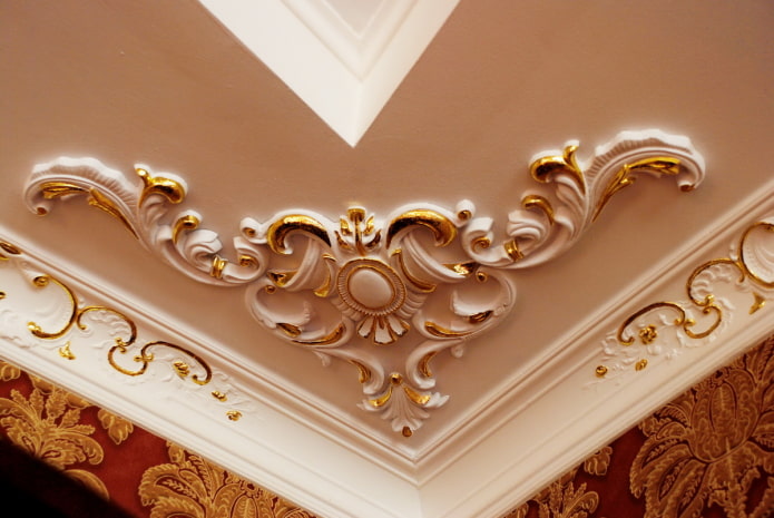 decorazione in stucco nell'angolo del soffitto