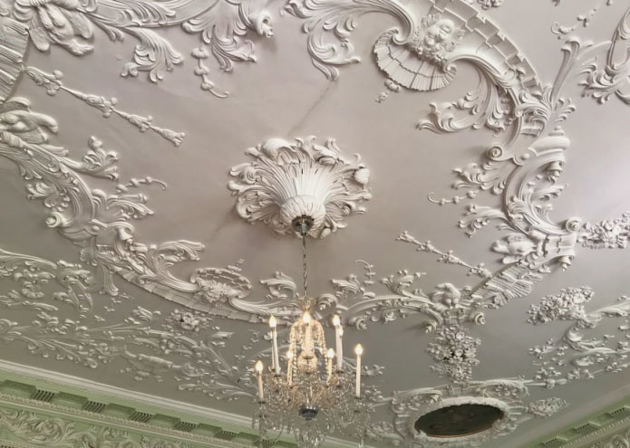 decorazione in stucco su tutta la superficie del soffitto