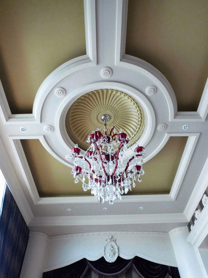 decorazione in stucco sul soffitto sotto il lampadario