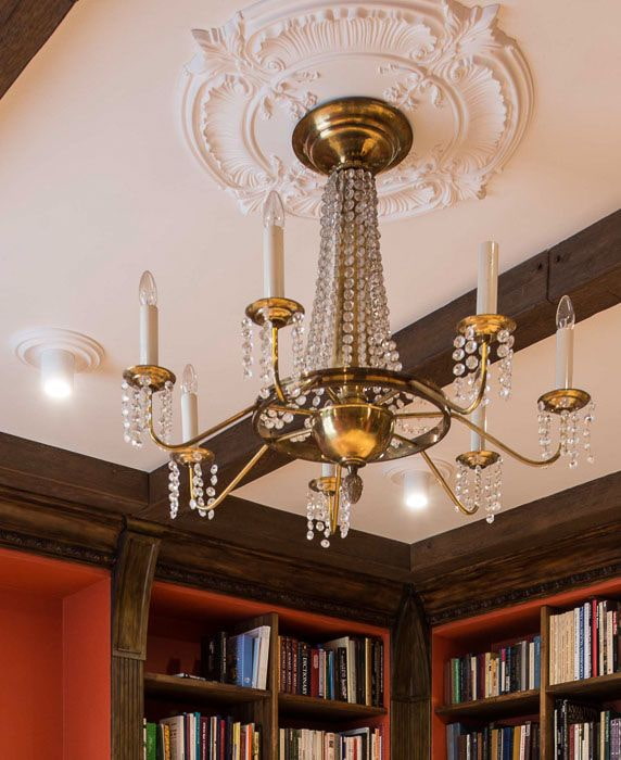 decorazione in stucco sul soffitto sotto il lampadario