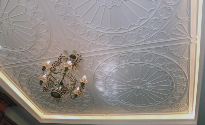 decorazione in gesso sul soffitto