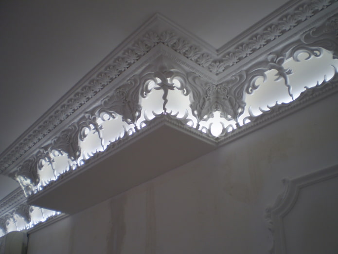 decorazione in stucco traforato sul soffitto