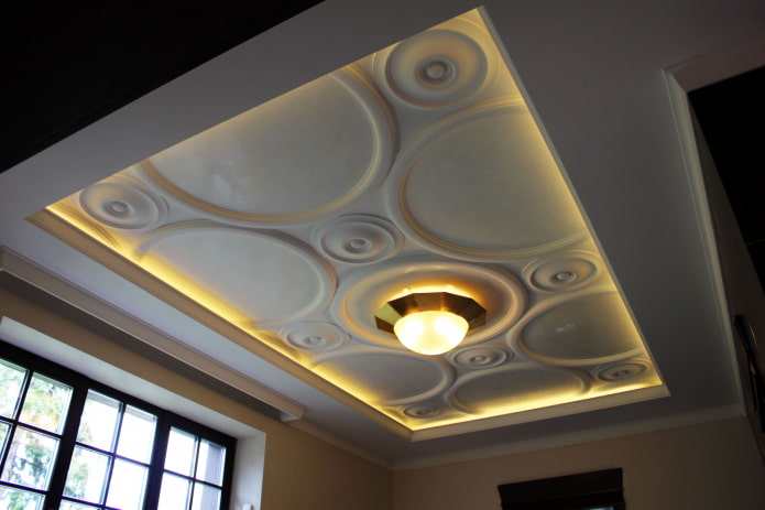 decorazione in stucco sul soffitto con illuminazione