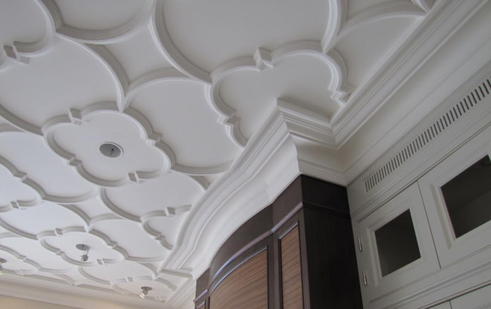 modanature in stucco sul soffitto
