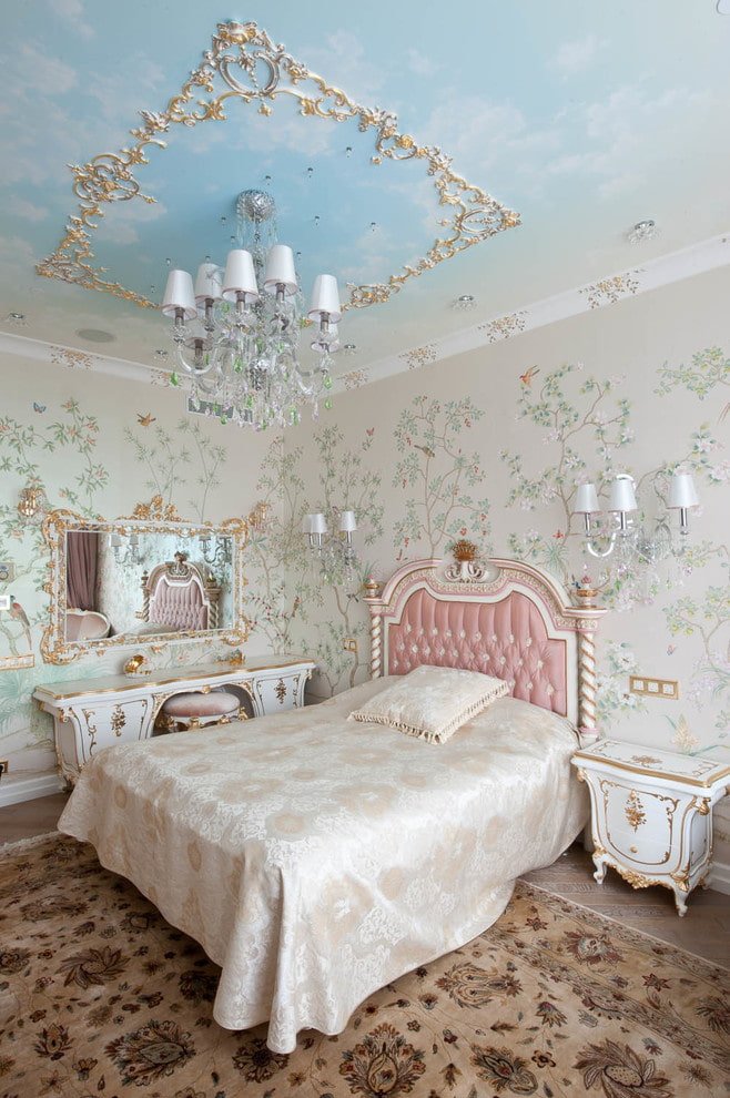 decorazione in stucco dorato sul soffitto