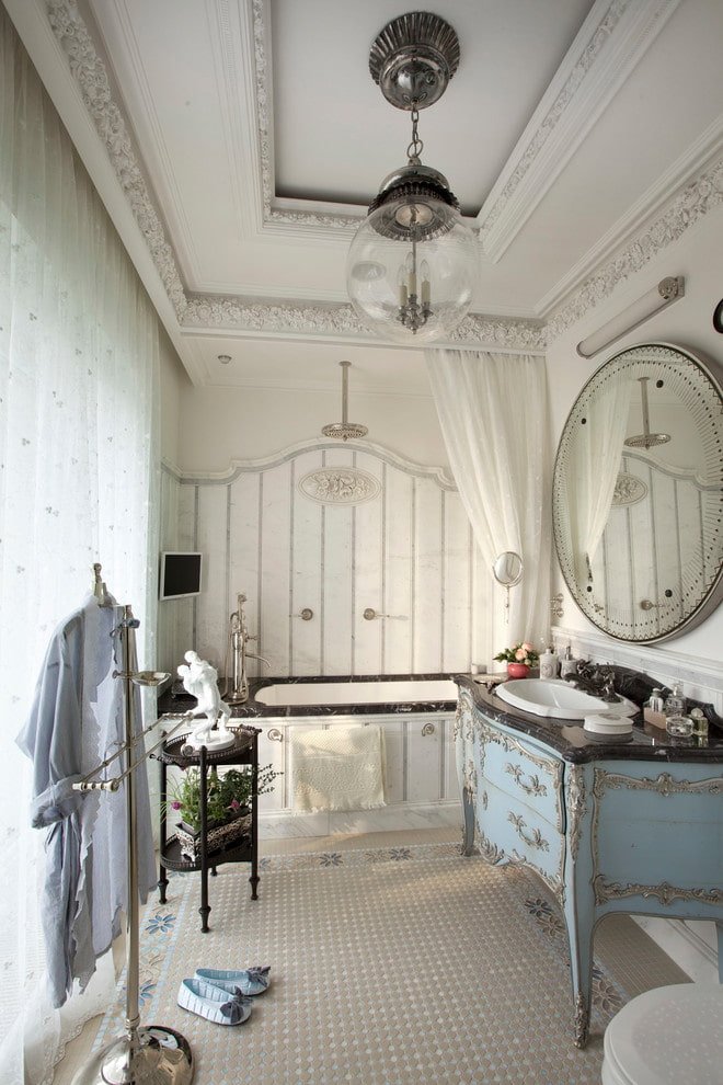 decorazione in stucco sul soffitto del bagno