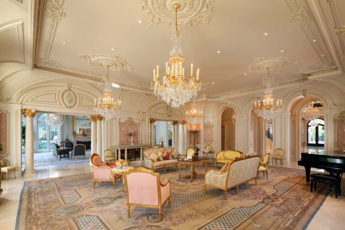 decorazione in stucco sul soffitto in stile barocco