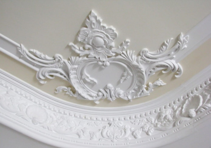 festone di stucco sul soffitto